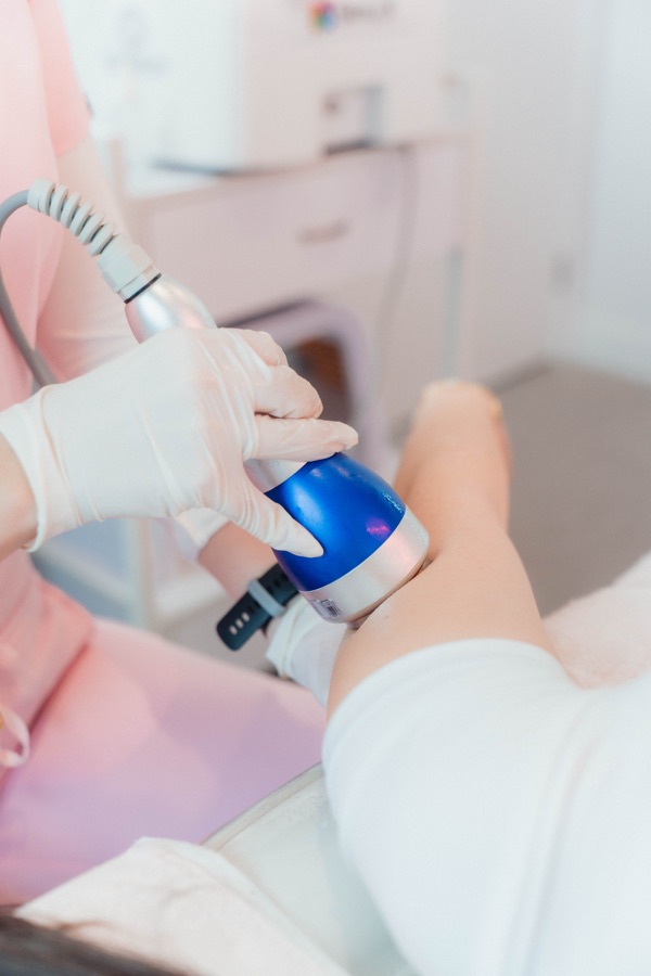 Cavitation treatment handpiece against the skin